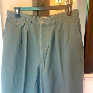 Woman’s Kacki green pants (Lee)